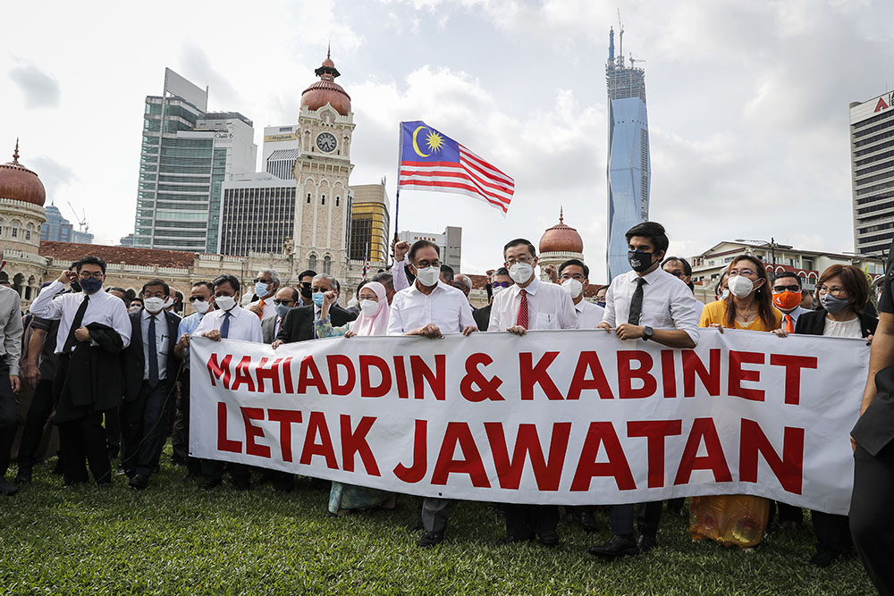 当地时间2021年8月2日，马来西亚吉隆坡，马来西亚反对派议员向吉隆坡议会大楼游行，要求总理穆希丁和内阁辞职。