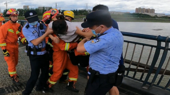 夫妻吵架妻子欲跳桥，民警消防一把拉回