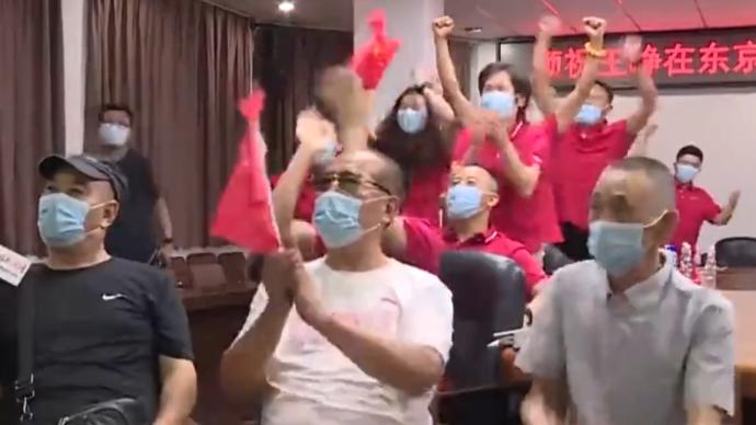 王崢奪女子鏈球銀牌，父親豎大拇指點(diǎn)贊