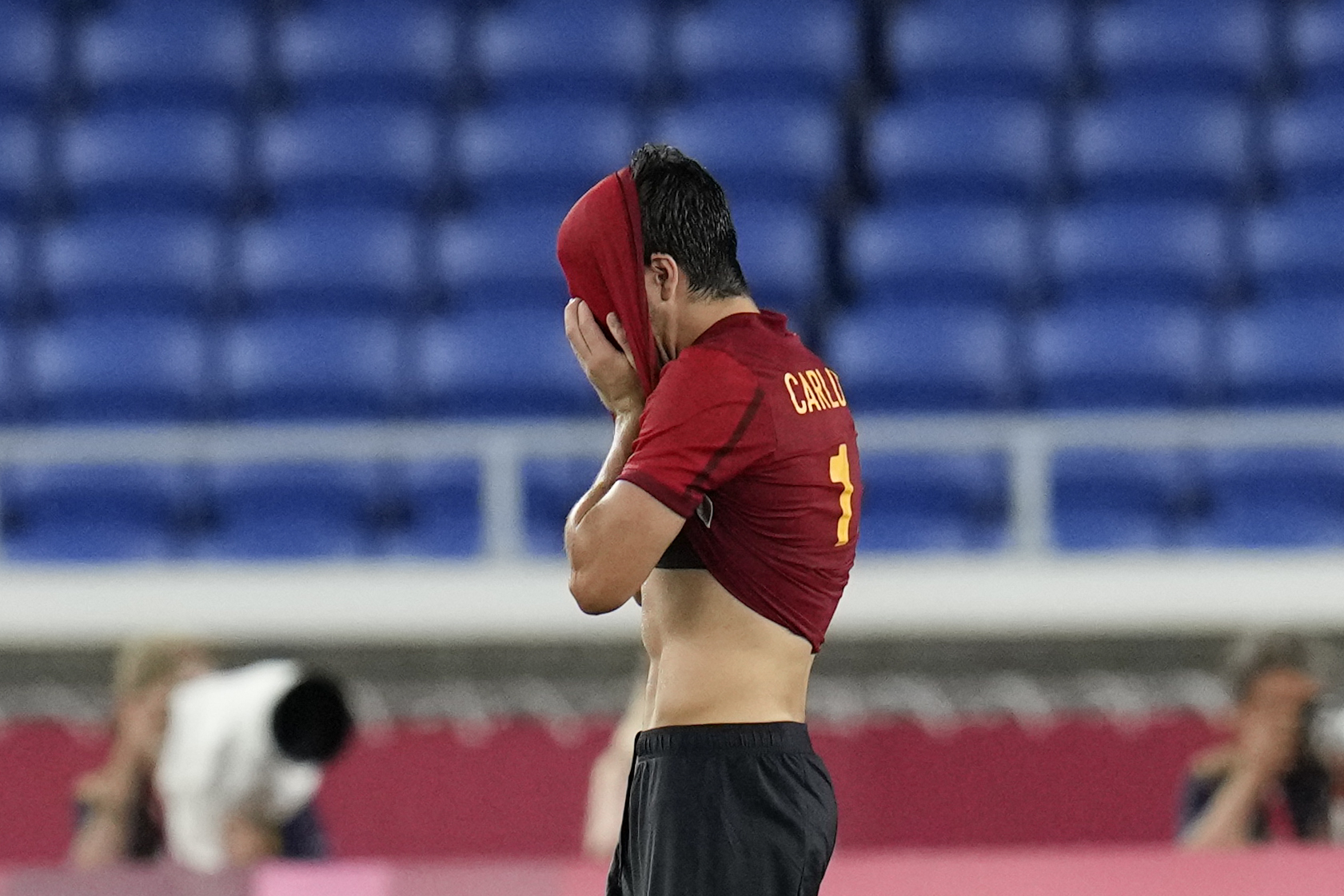 沮丧的西班牙球员。