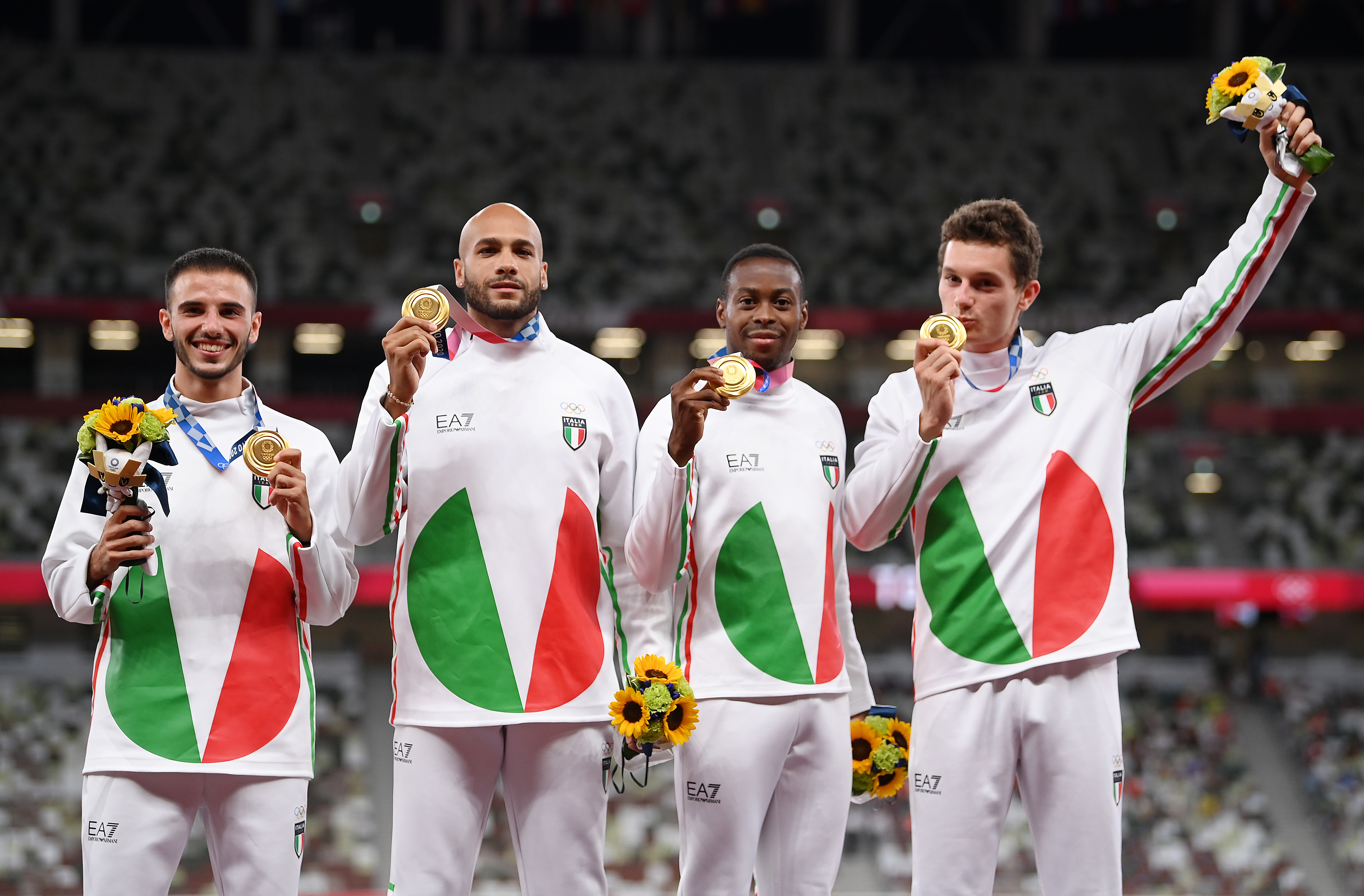 雅各布斯（左二）率领意大利队拿下4×100米接力金牌。