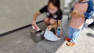 母子帶鐵盒來消防隊求打開：內(nèi)有兒子出生3年來的“積蓄”
