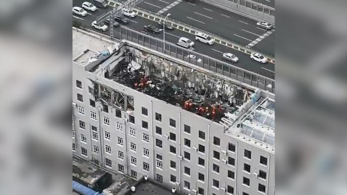 哈尔滨一办公楼坍塌11人被困，已搜救出9人其中2人死亡