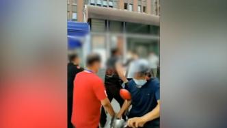 郑州警方通报“男子持头盔猛敲防疫工作人员”：拘留15日