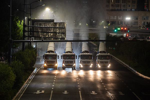 2021年8月6日22时，河南郑州，郑州全市出动680余台车、3000多人展开防疫消杀，市区内雾炮车同时作业喷洒消毒液。澎湃影像  图