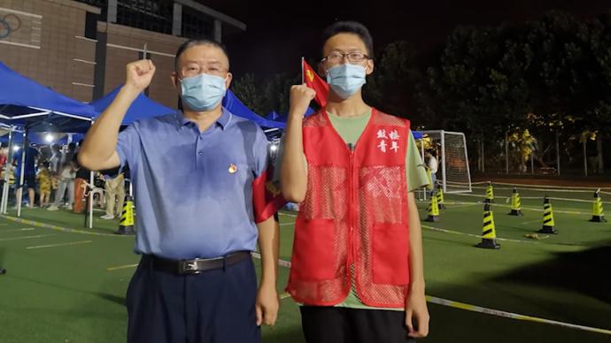 南京大二男生與父親并肩抗疫:這是暑假最難忘的經(jīng)歷