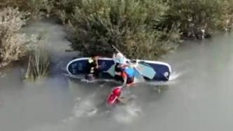 3人玩冲浪板被困，消防员救援险被冲走