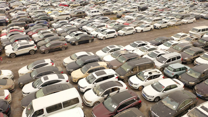 航拍郑州淹损车辆停车场 4500多辆车排列密密麻麻