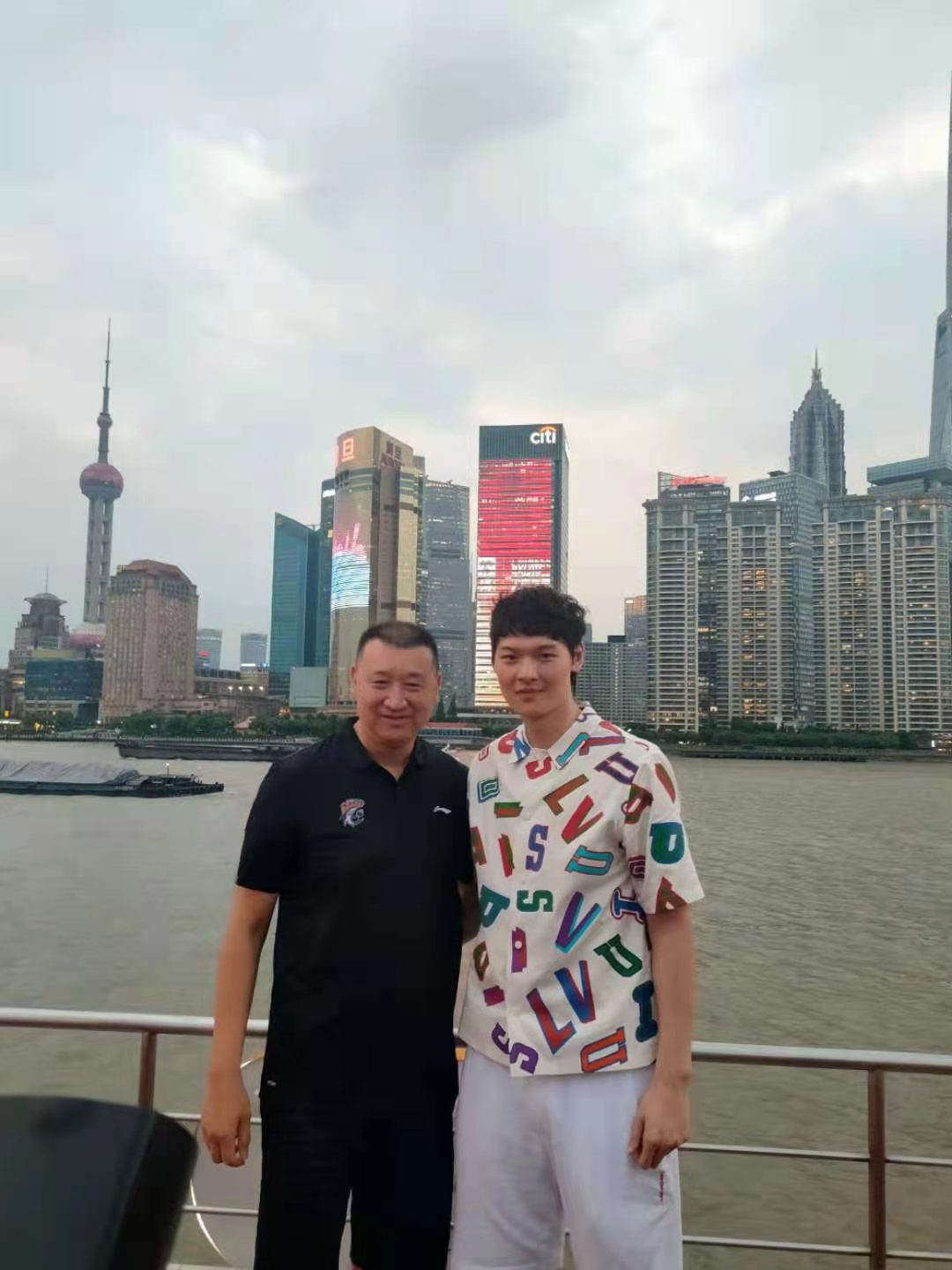 王哲林和上海男篮助教接君合影.&nbsp;澎湃新闻见习记者 胡杰&nbsp;图