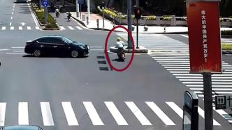 男子骑车闯红灯，被正常行驶车辆撞飞