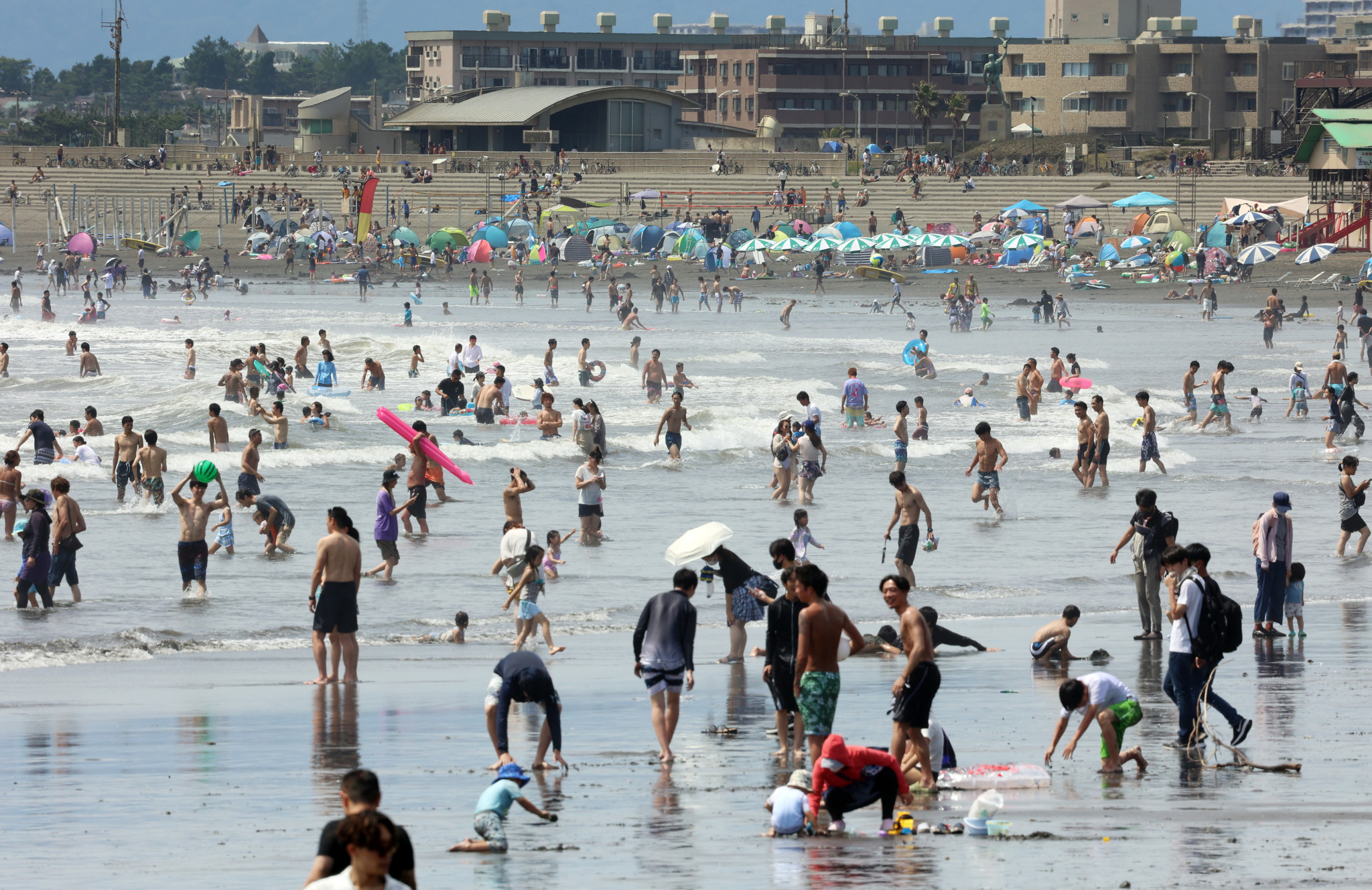 当地时间2021年8月11日,日本藤泽,当地新冠疫情严峻,海滩依然人山人海