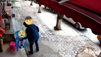 云南文山2岁小孩店门口玩手机，被男子一把抢走手机