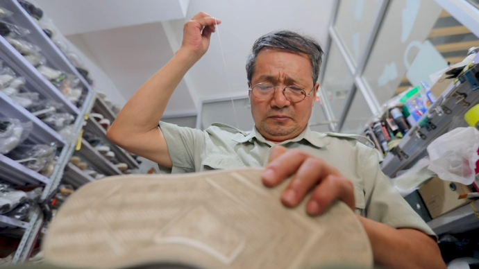 七旬修鞋匠4年為山區孩子捐出千余雙鞋:省錢又節約資源