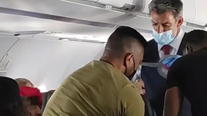 美国一少年飞机上和母亲扭打，被机组人员用胶带绑在座位上