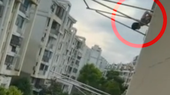 危险！上海青浦一名青少年被卡在自家四楼防盗网，已成功获救