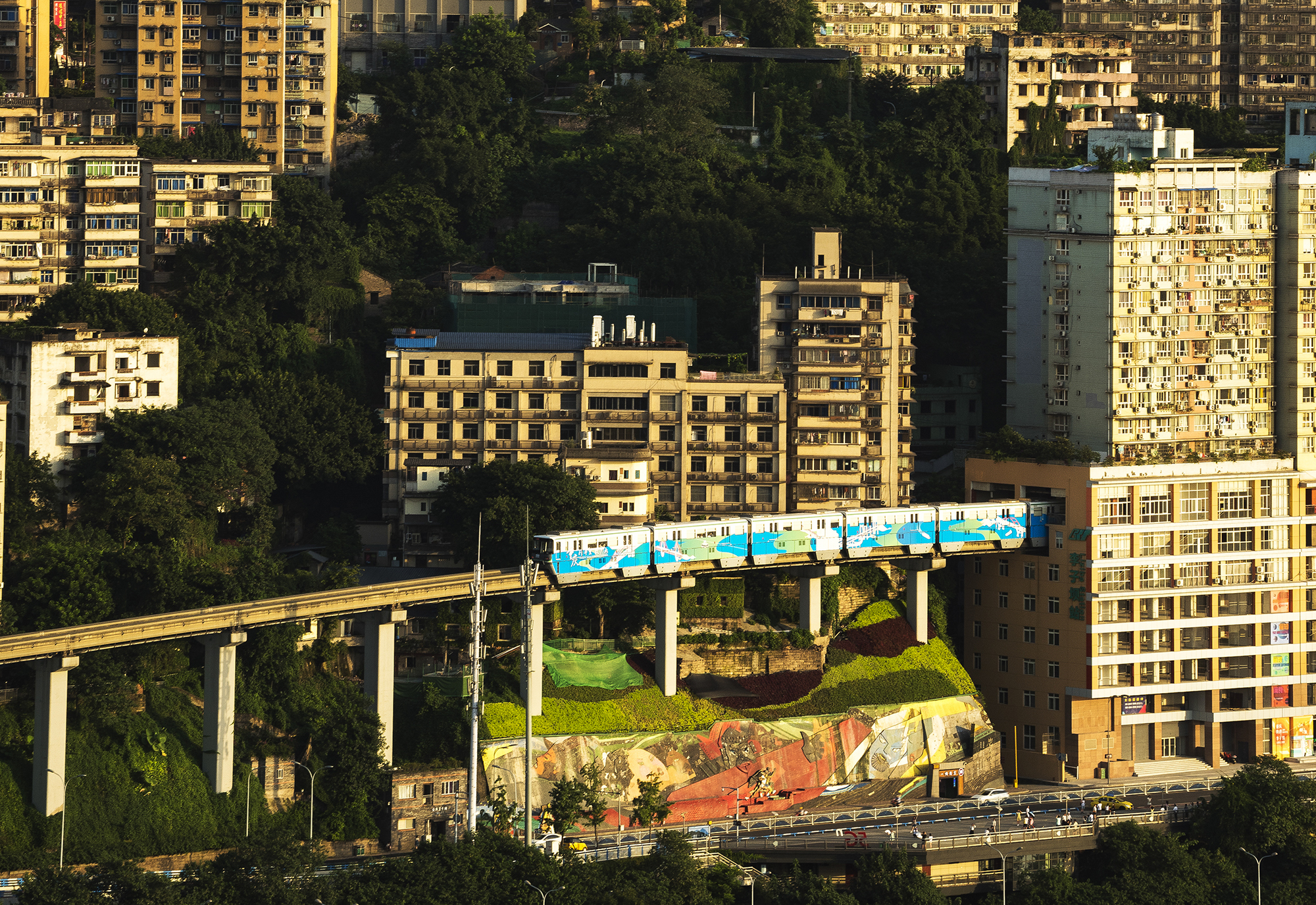 李子坝"轻轨穿楼"|摄影师唐安冰