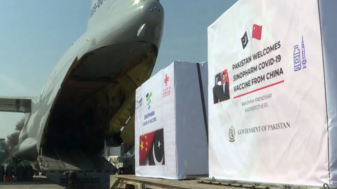 中国首批供应COVAX疫苗运抵巴基斯坦和孟加拉国