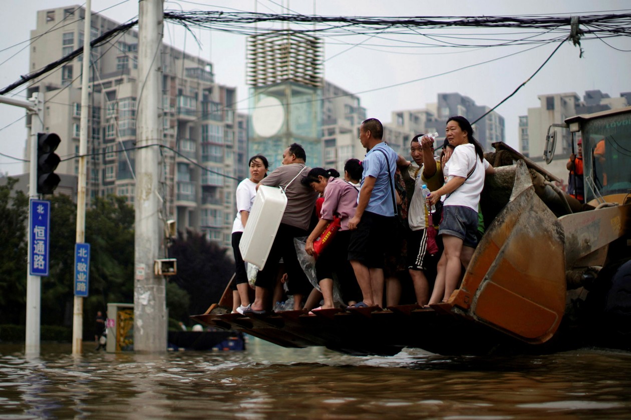 Đội cứu hộ Trung Quốc dầm mình giải cứu người dân bị cô lập do lũ lụt