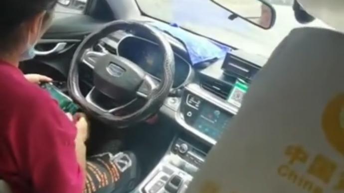 贵州一出租车司机边开车边打手机麻将，双手不时脱离方向盘_@所有人_澎湃新闻-The Paper