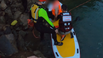 两名“钓鱼人”被困水库，救援人员划桨板“登陆”救人