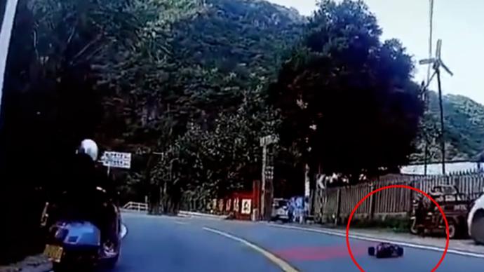 行車途中副駕操縱遙控車被行拘，曾反嗆摩托車手“警察不管”