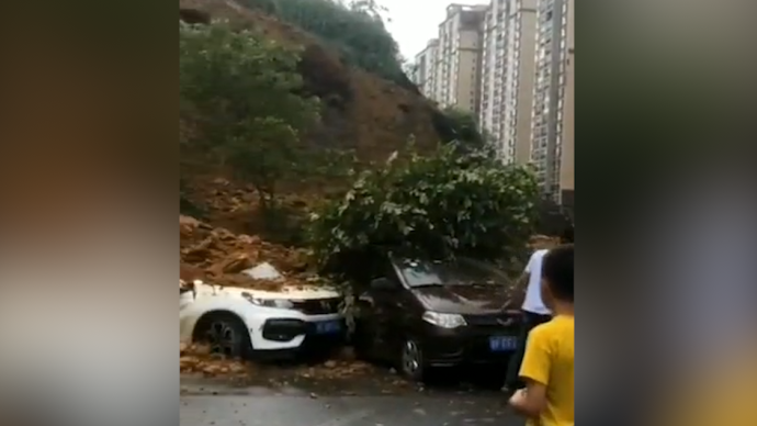 贵州毕节一小区旁山体滑坡，两车被压1人受伤