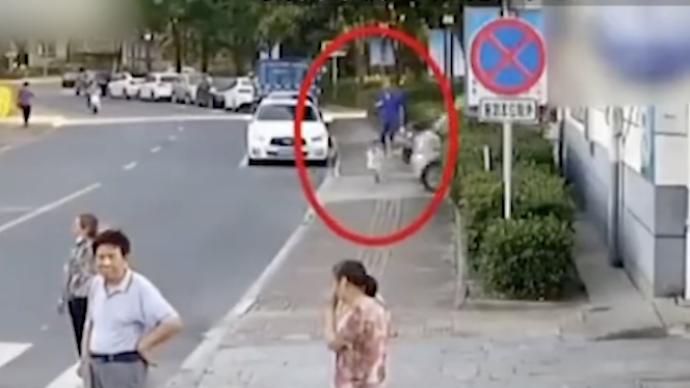 爸爸邊走路邊看手機,4歲兒子被卷入車底
