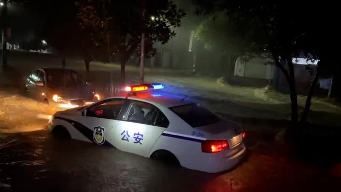 柳林暴雨夜｜警车被冲走后，民警在阁楼避险并做好了牺牲准备