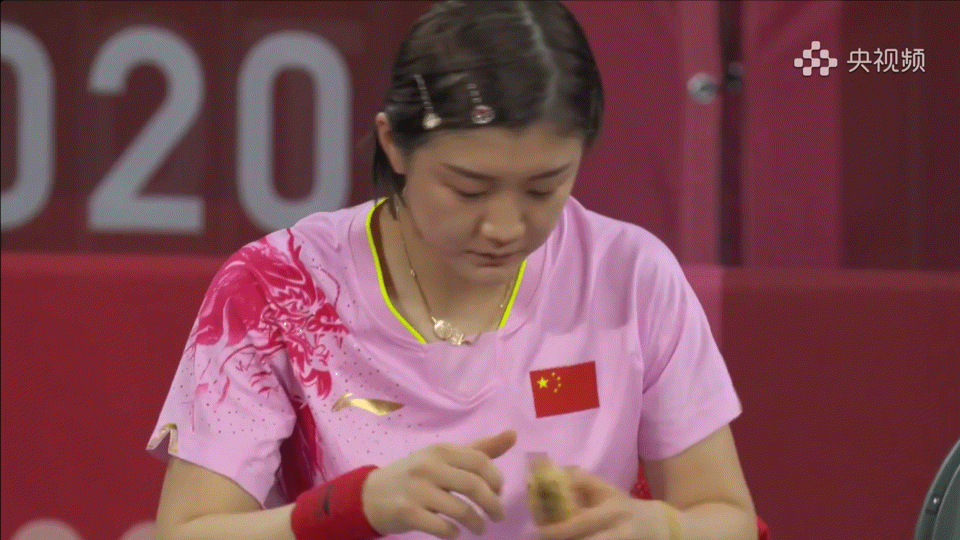 陈梦在奥运比赛期间吃香蕉的短视频，冲上了热搜。