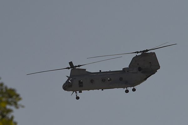 当地时间2021年8月15日，阿富汗喀布尔，一架美军直升机在美国驻阿大使馆附近飞过。人民视觉  图