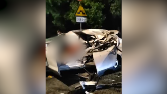 江苏常州一男子驾车与路人及小客车相撞致2死6伤