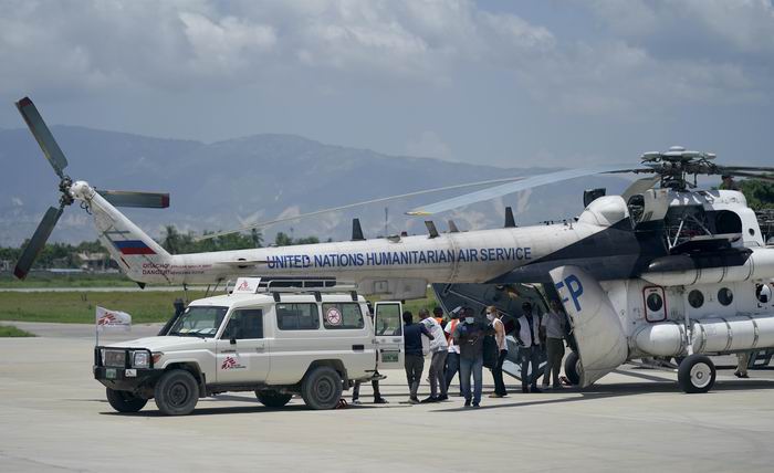 海地太子港，联合国直升机向受灾地区莱凯运送救援物资。