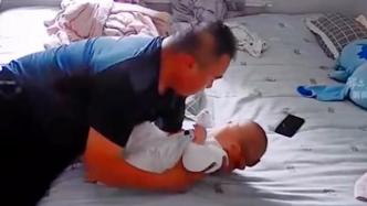 宝宝趴着睡爸爸以为窒息，惊醒一把抱起