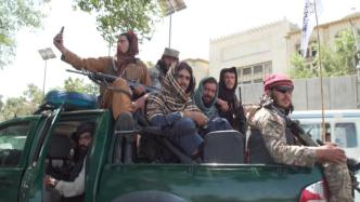 直击塔利班接管下的喀布尔：使馆外合影，女性被要求“靠边”