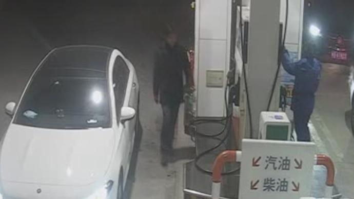 男子持塑料瓶在加油站加油遭拒，威胁炸掉加油站被抓