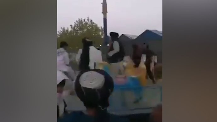 喀布爾兩重天：塔利班體驗旋轉(zhuǎn)木馬碰碰車，平民急于逃亡