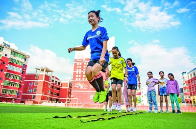 在江西都昌县第三小学，学生在教师的指导下开展足球训练。傅建斌摄/光明图片