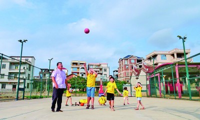 福建莆田城厢区榜头村，孩子们在篮球场打球。新华社发