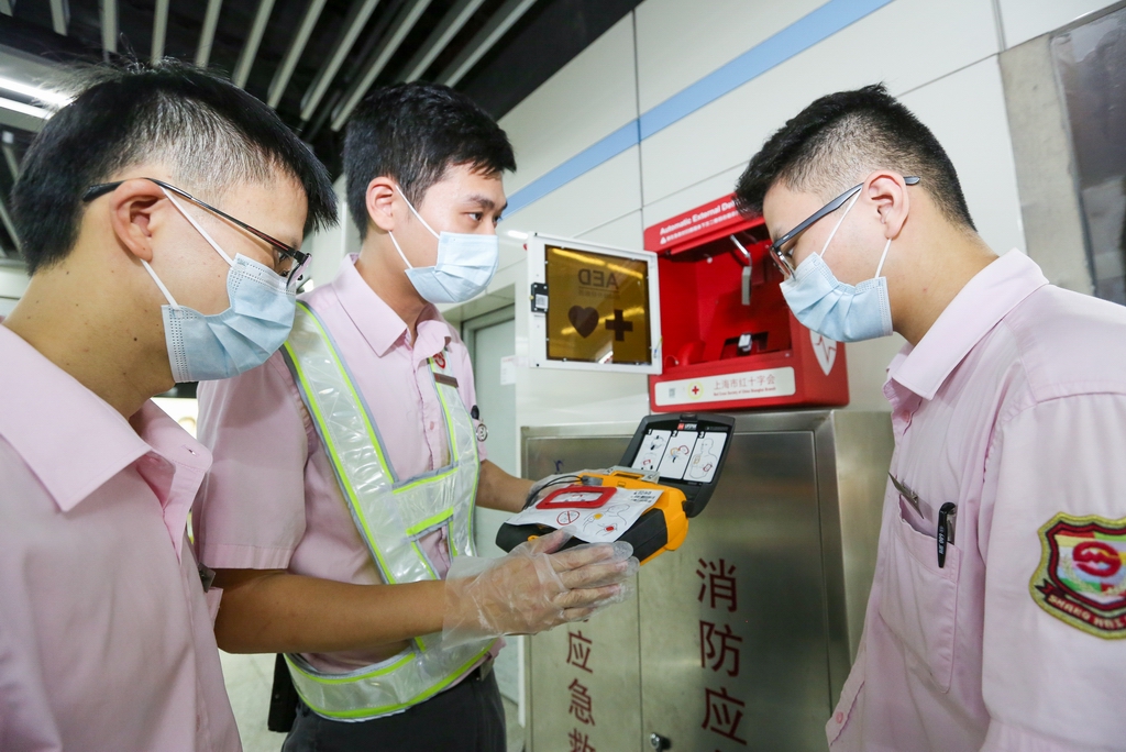 地铁工作人员正在学习AED使用方法 本文图片 姜嵘