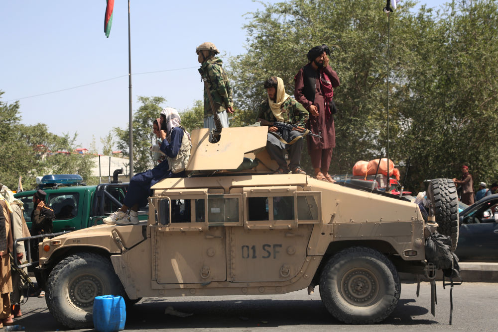 8月16日，塔利班在阿富汗喀布尔街头乘车巡逻。新华社发