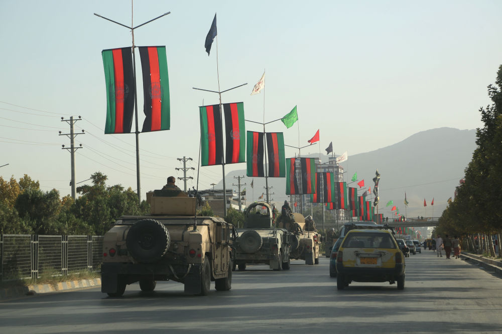 8月15日在阿富汗喀布尔拍摄的政府军车队。新华社发（拉赫马图拉·阿里扎达摄）