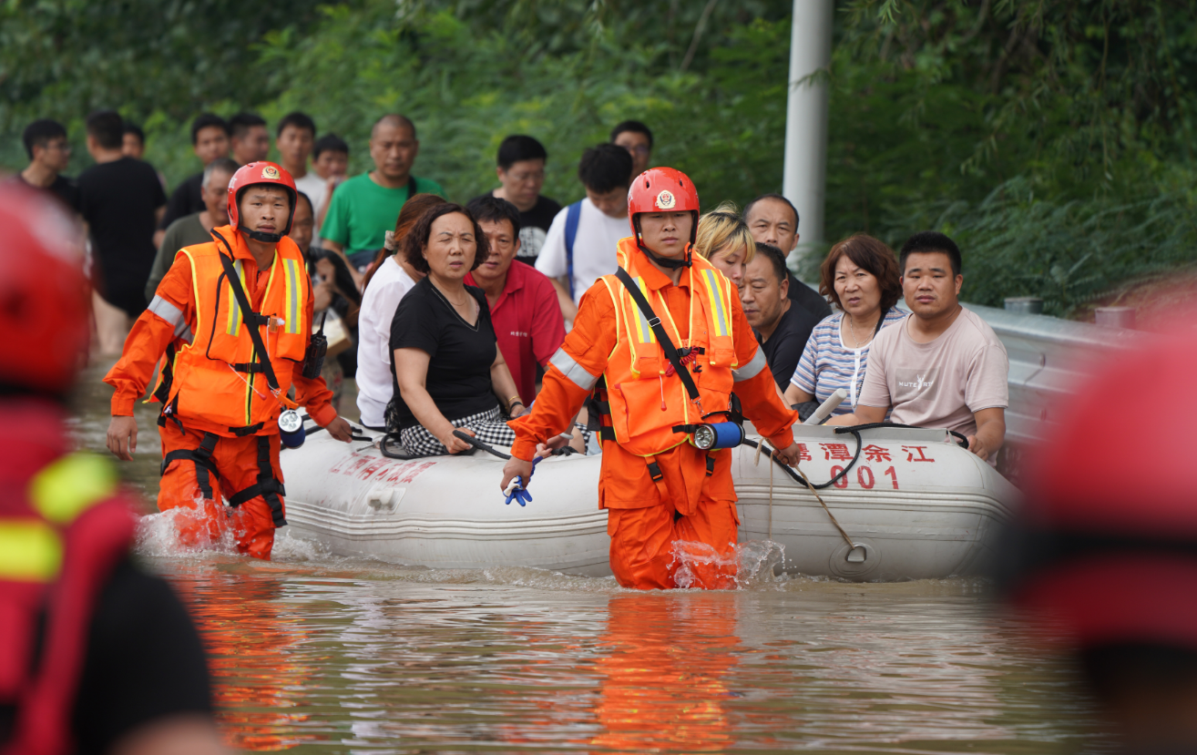 郑州暴雨官兵救灾图片图片