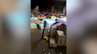 暴雨致物流仓库上万件包裹被淹，员工自发抢运无果