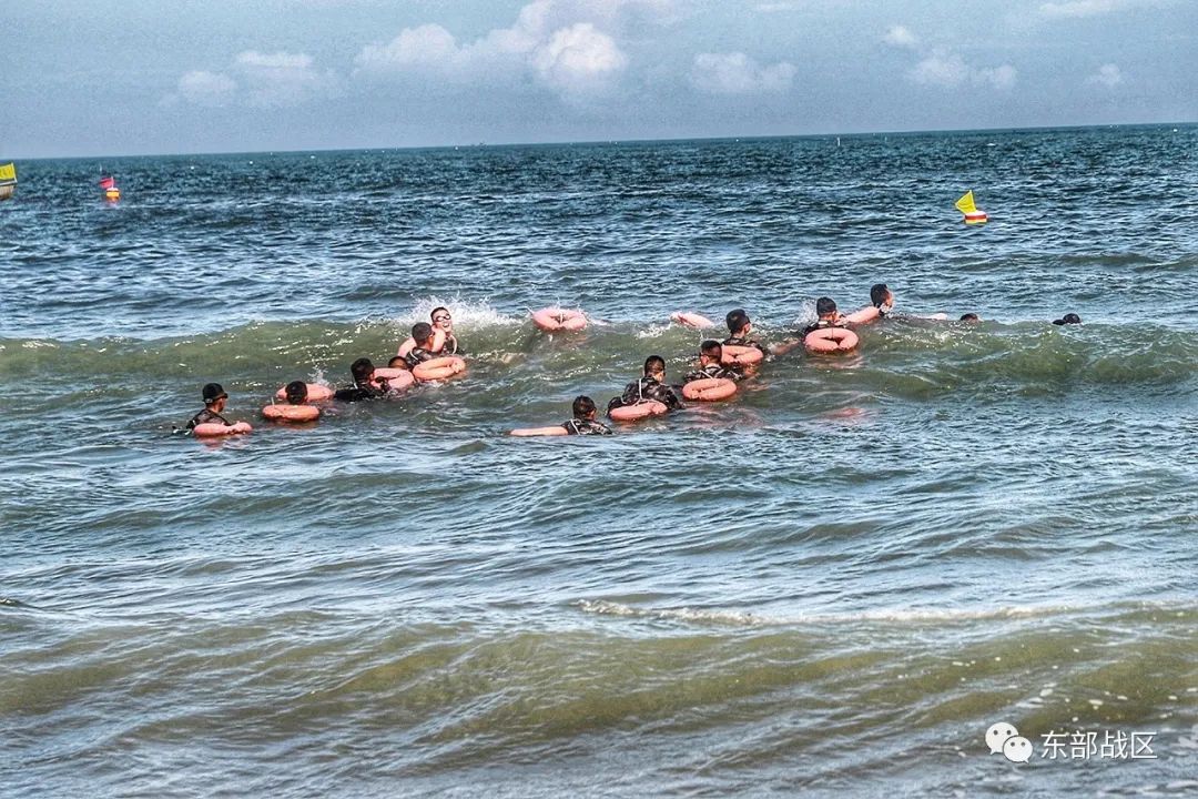 驻闽某合成旅在东南某海域组织武装泅渡训练,锤炼海上作战技能