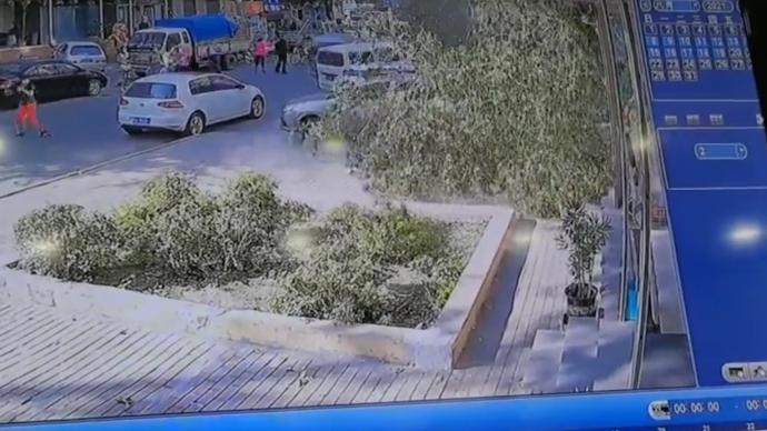 哈尔滨一早市内半米粗大树倒下,砸伤2人