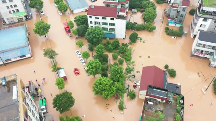 航拍强降雨天气后的金华，有民房、车辆被淹