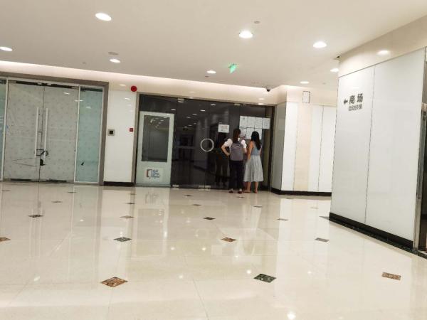 南京西路的华尔街英语,不时有学员过来。