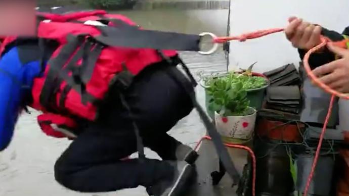 女子倒車不慎墜河,消防員從3米高臺跳水救人