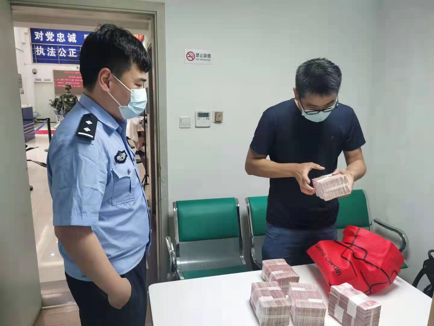 上海男子取100万现金骑车半路掉50万民警24小时追回