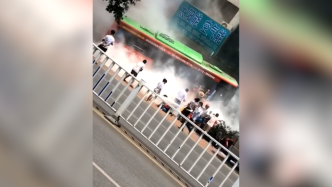 柳州一公交车失控撞断隔离栏冲向店面，2人受轻伤
